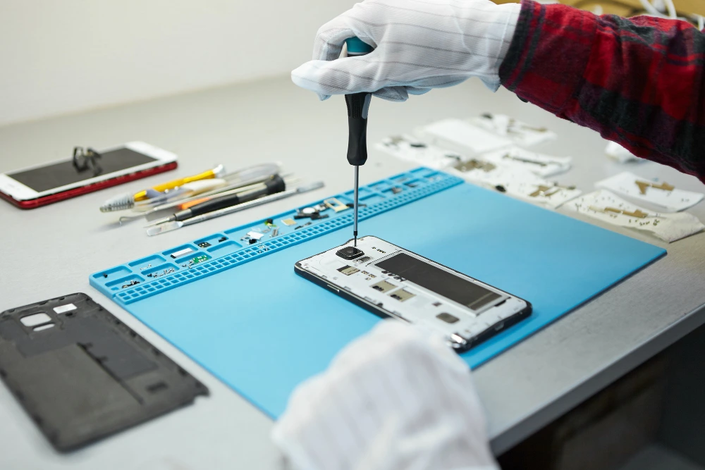 Technician screwdriver to repair mobile phone